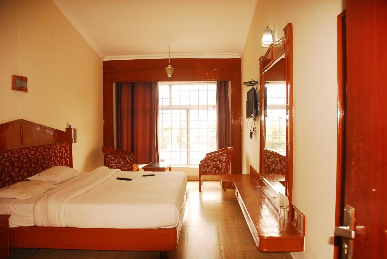 Hotel Sapphire Garden View Ooty Exterior foto