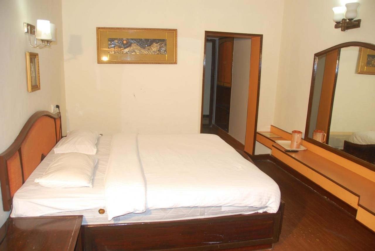 Hotel Sapphire Garden View Ooty Exterior foto