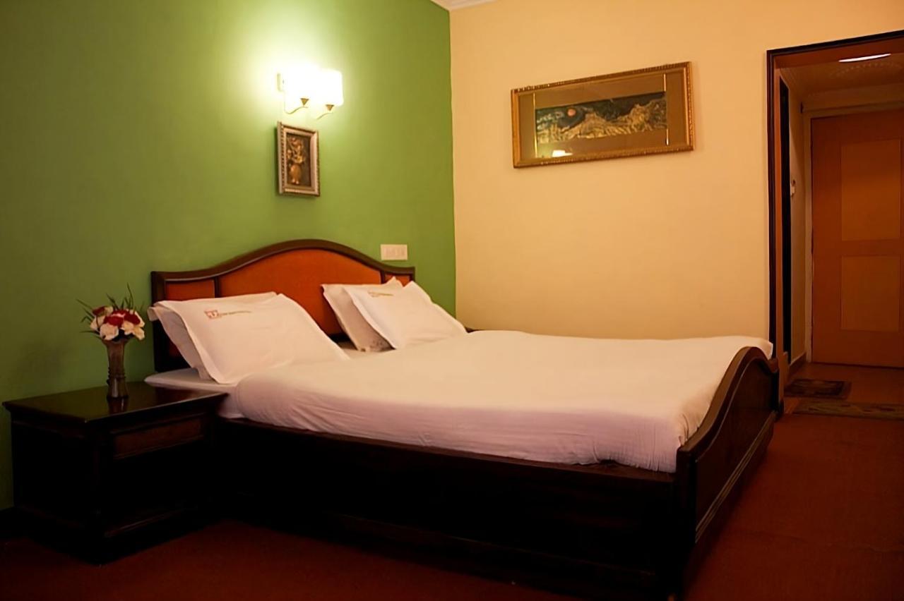 Hotel Sapphire Garden View Ooty Exterior foto