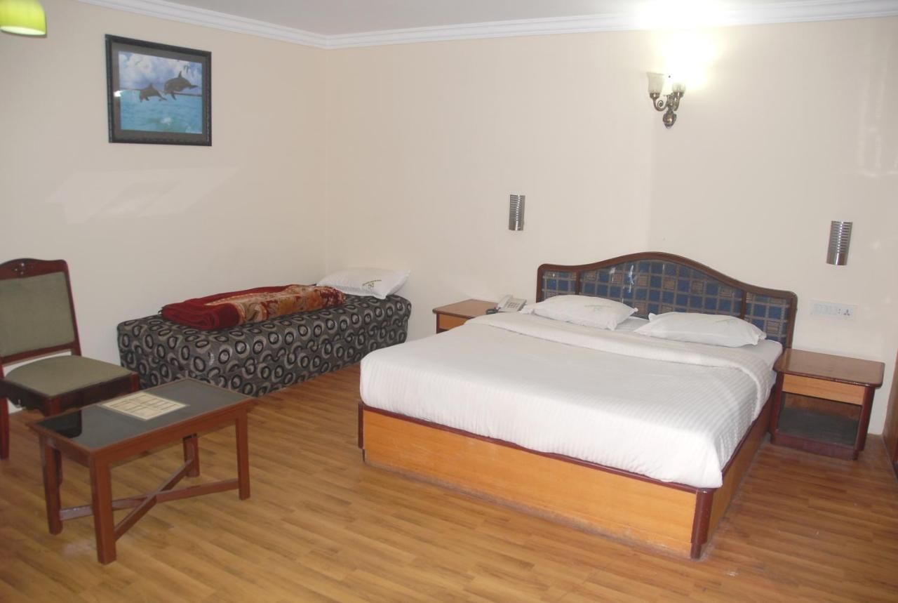 Hotel Sapphire Garden View Ooty Exterior foto